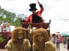 lion-and-ringmaster-roving-performers-3